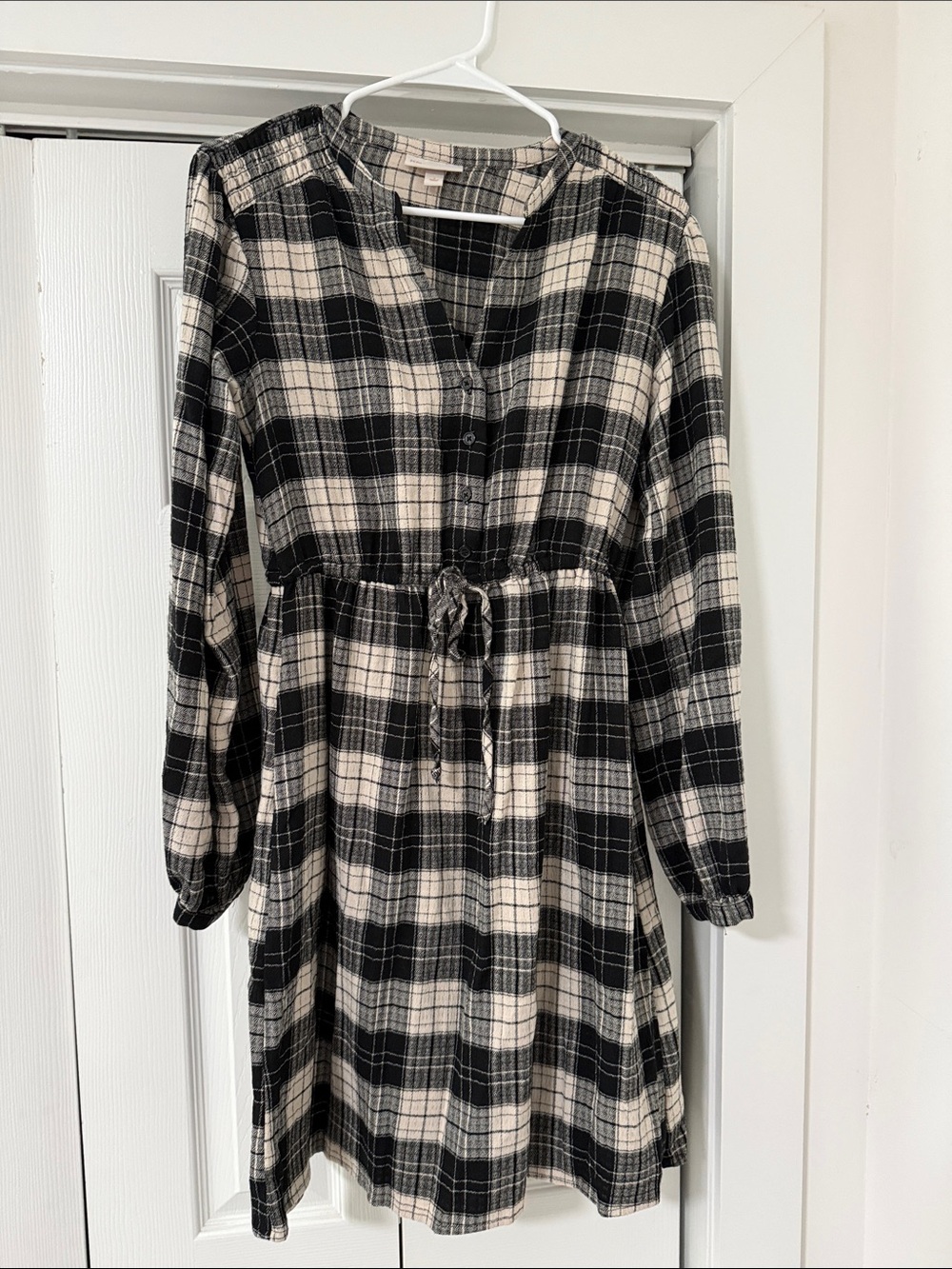 Knox Rose Black and Cream Plaid Long-Sleeve Drawstring Dress